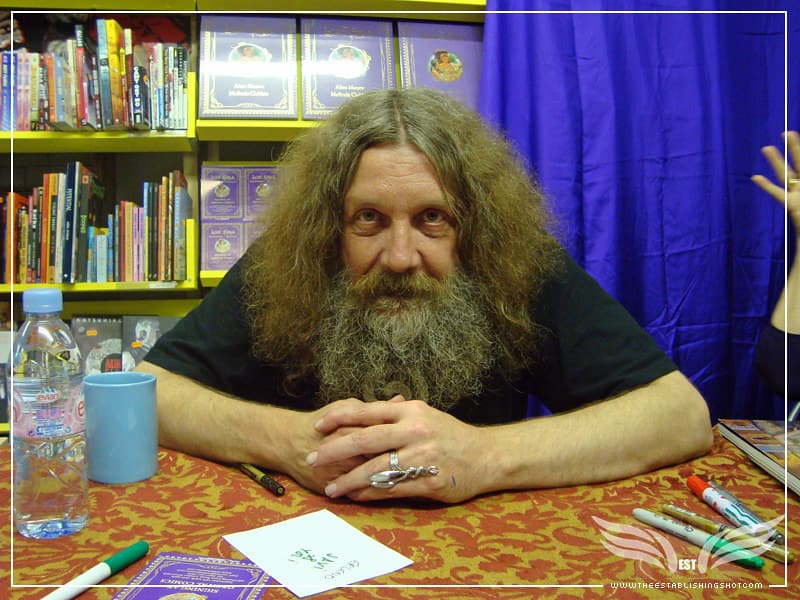 Alan Moore: subtexto, estrutura e a revolução do roteiro nas HQs